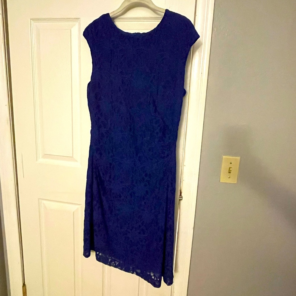 Sleeveless knee length laced dress.